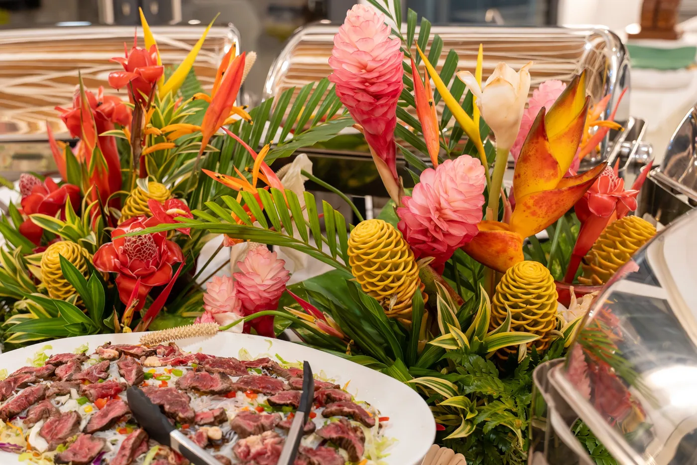 Composition de fleurs tropicales sur le buffet