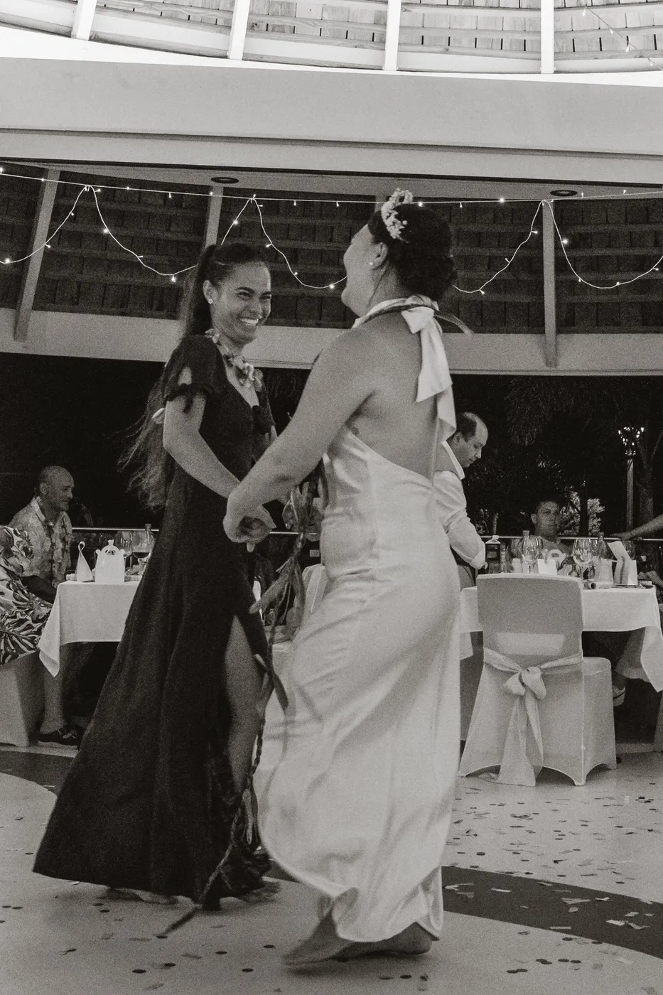 Deux femmes qui dansent en noir et blanc