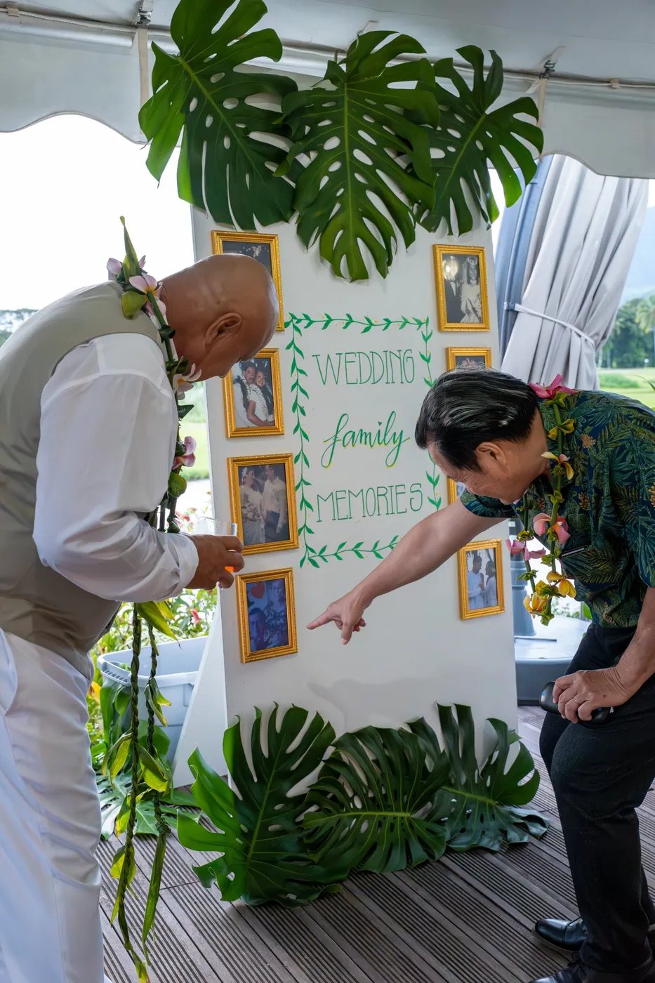 Deux invités devant le panneau « Wedding family memories »