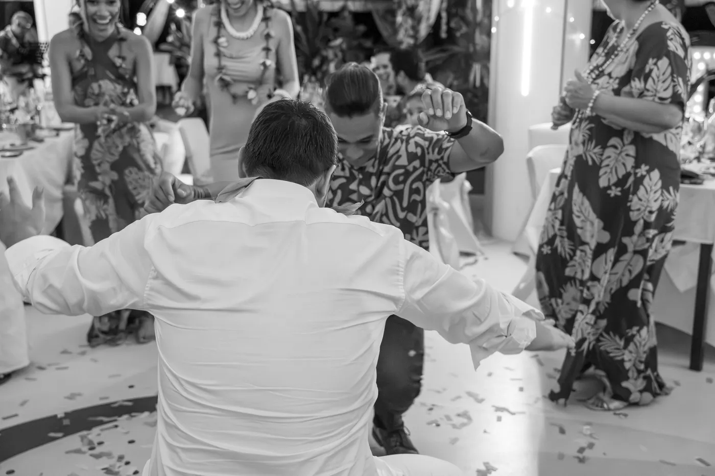 Invités qui dansent en noir et blanc, confettis au sol