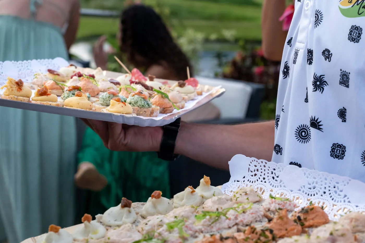 Serveur portant un plateau de canapés