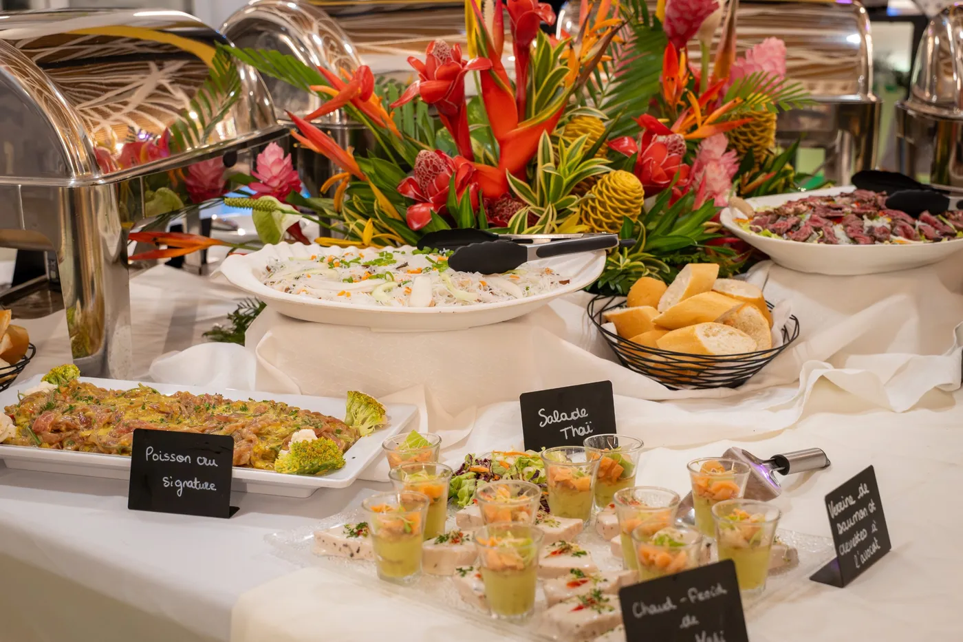 Buffet de plats chauds et de salades