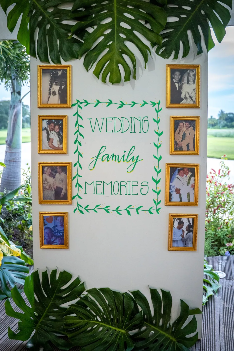 Panneau « Wedding family memories » entouré de feuilles de monstera et de cadres dorés