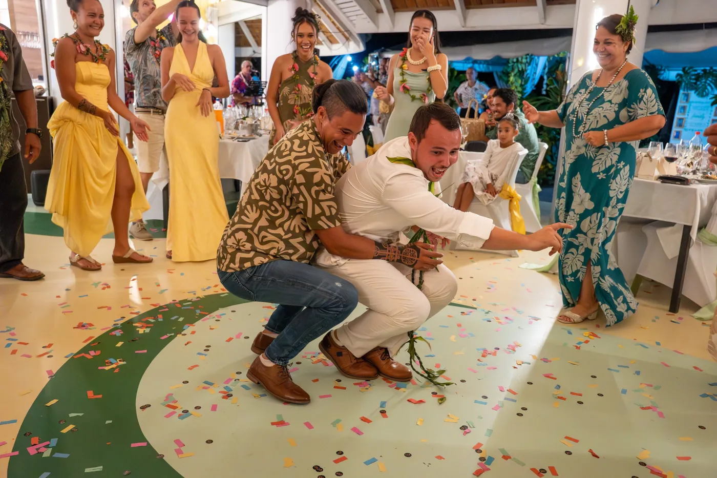Le marié qui danse au milieu des confettis
