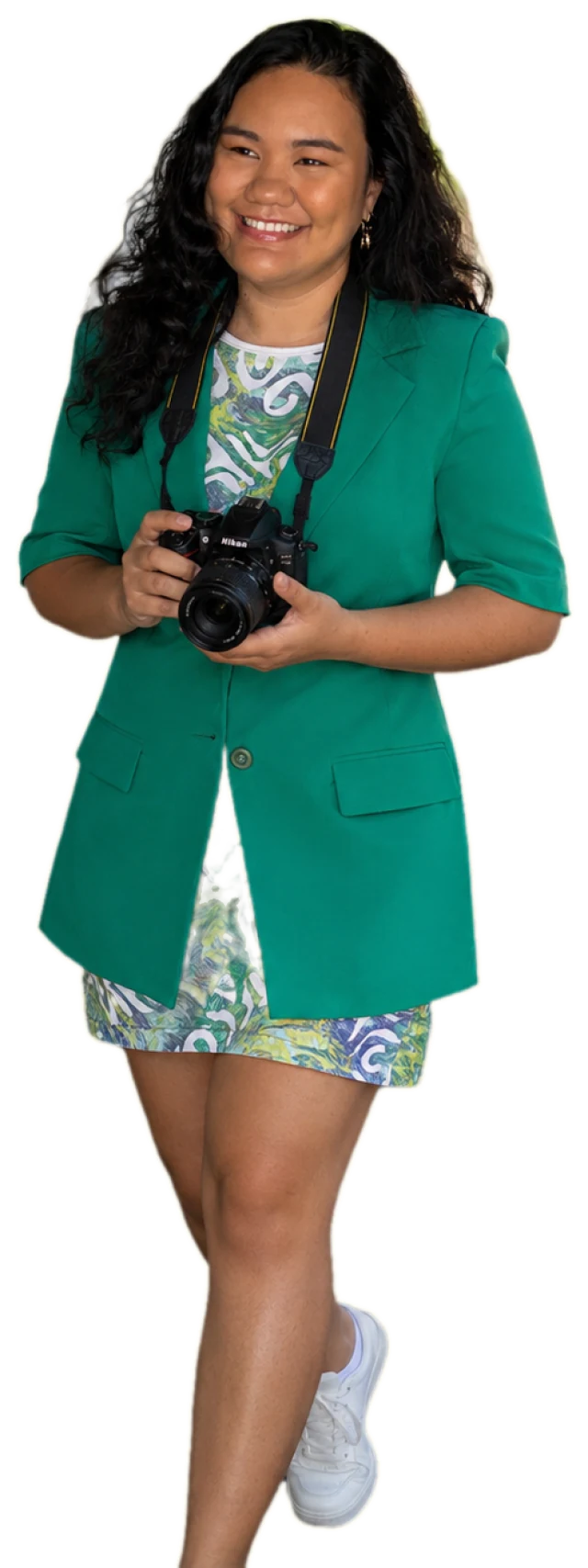 Portrait détouré de la fondatrice avec son appareil photo