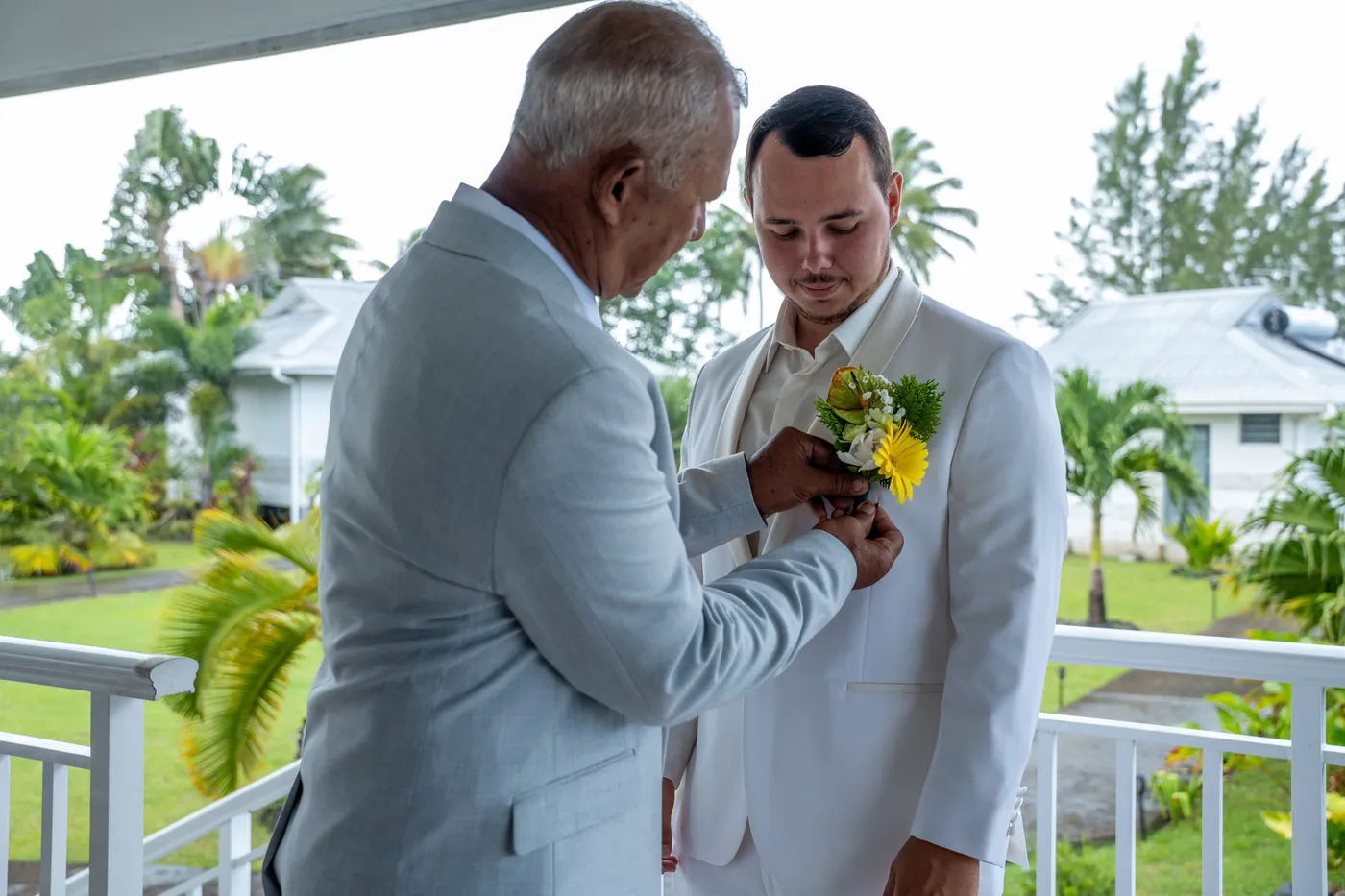 Le père du marié épinglant la boutonnière
